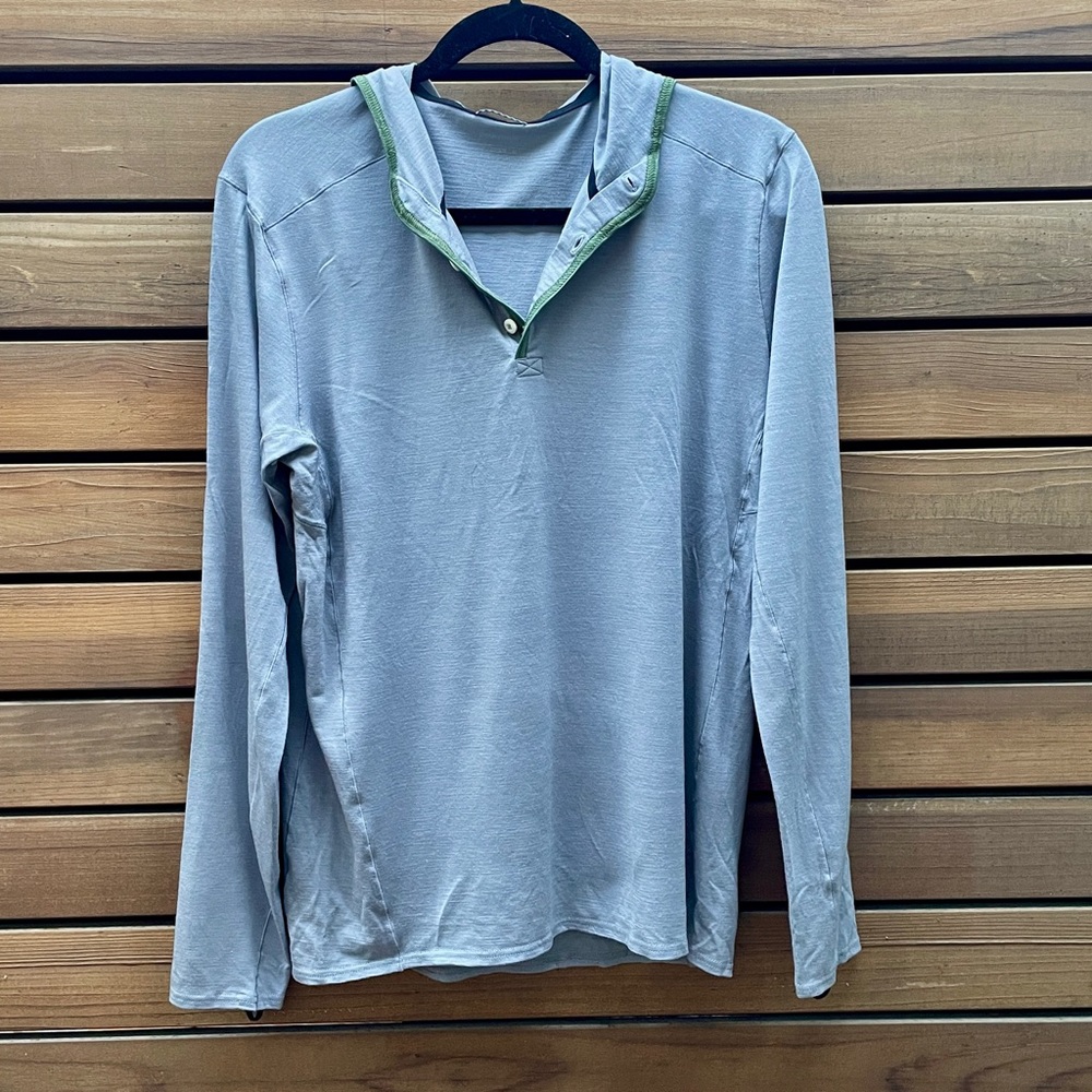 Men’s Patagonia hooded base layer, with three buttons and elastic thumb straps